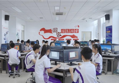 飞腾CPU助力全国数十所学校点亮信息科技“开学第一课”