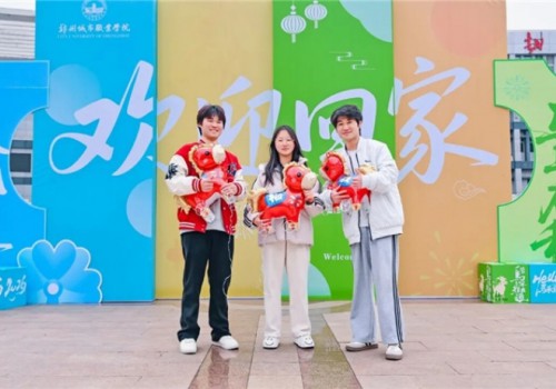 河南高校出彩开学季，郑州城市职业学院报到日仪式感拉满