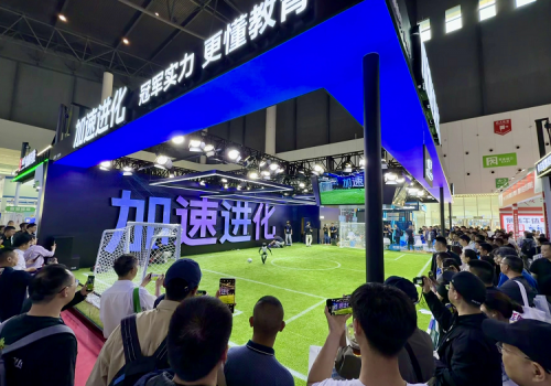 加速进化机器人亮相中国教育装备展，具身智能教育方案引发热潮