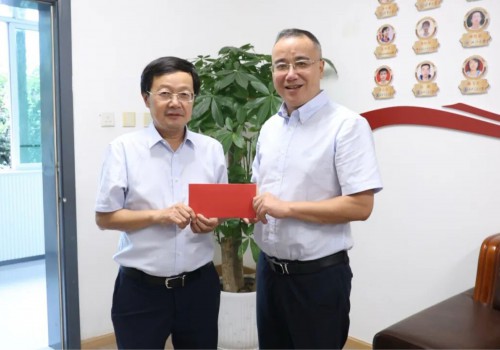 青白江区教育局党组书记、局长杨明清到成都为明学校慰问教师